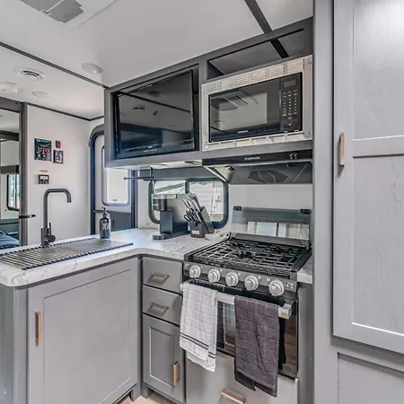 Villa Glamping In Magnolia Heights